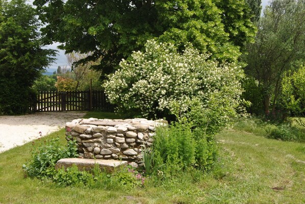 Property grounds - Drome Provencale house (Saint-Gervais-Sur-Roubion)