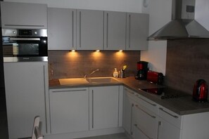 冰箱、微波炉、烤箱、炉灶