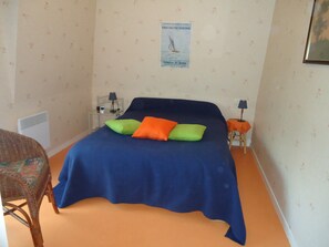 2 bedrooms, iron/ironing board