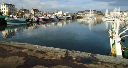 Logement lumineux, grand balcon vue sur mer et sortie du port. Parking gratuit.