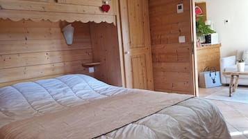 1 habitación, tabla de planchar con plancha y cuna de viaje