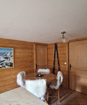 Dining - Cosy T1 with magical view of the Aravis mountains (Manigod)