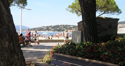 2* guest house 400m from marina and shopping area