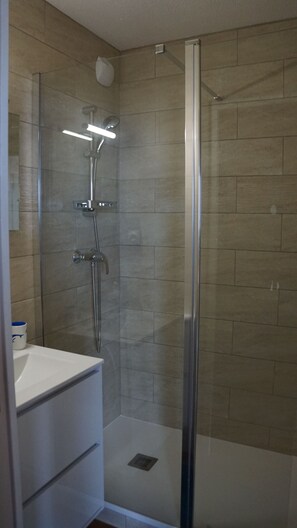 Combined shower/tub, hair dryer, towels, toilet paper - Canet - 2 room apartment + cabin, terraces + panoramic balcony with sea view (Canet-En-Roussillon)