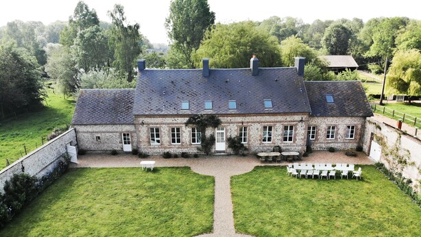 A large, two-story stone building with a symmetrical facade, multiple windows, and a central courtyard with a gravel path. - Manoir de 400 sqf near the see, Billard, Babyfoot & Sauna. Pets welcome ! (Sassetot-Le-Mauconduit)