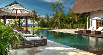 Villa Aparna Bali, villa d'exception en bord de mer, piscine 18x6m, personnel