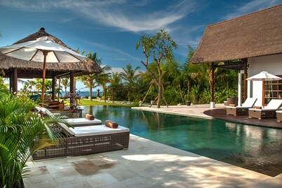 Villa Aparna - Luxurious Balinese villa right on the beach