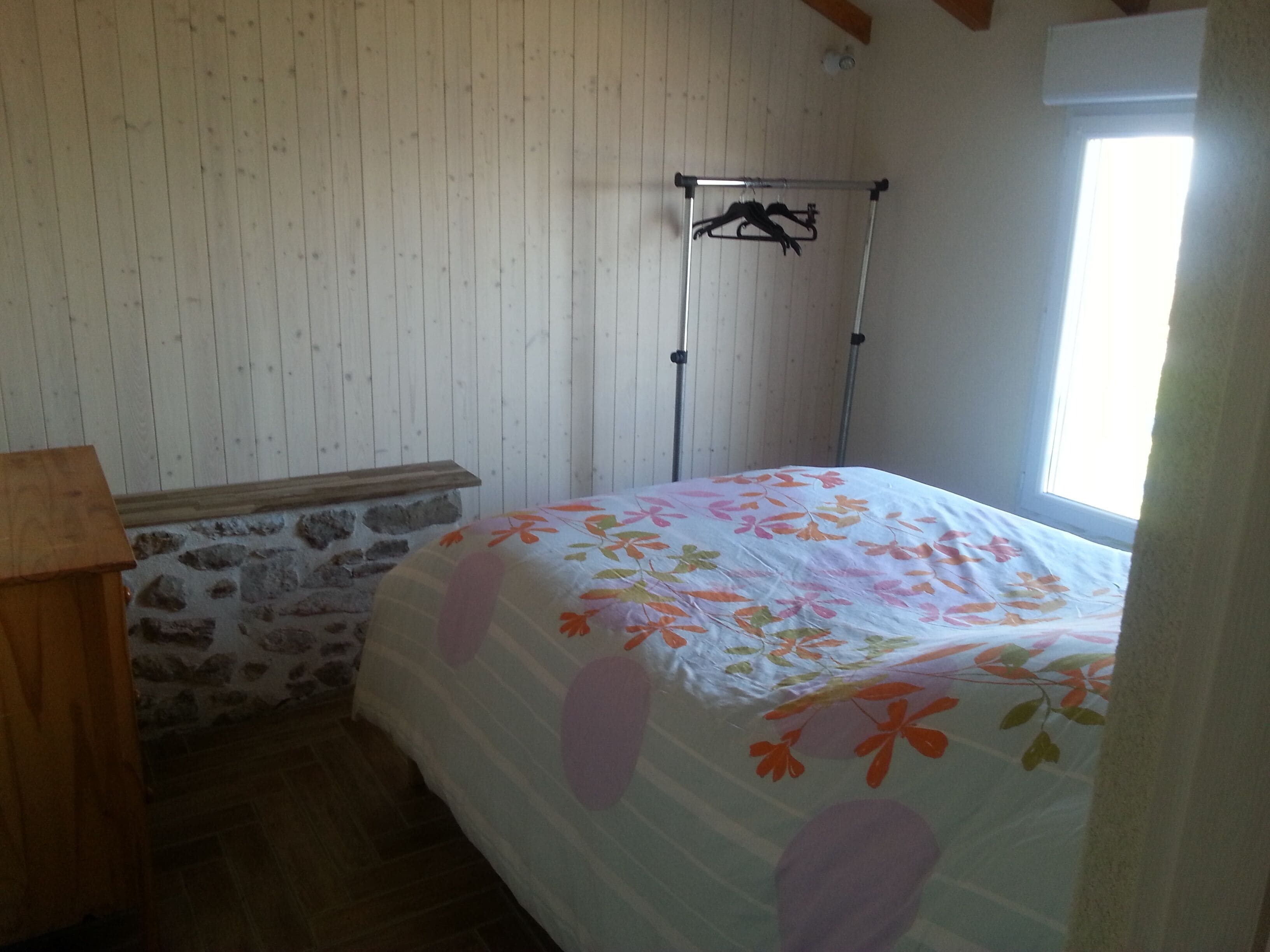 2 bedrooms, iron/ironing board, travel cot