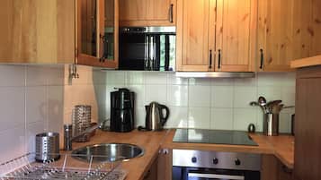 Een koelkast, een magnetron, een oven, een kookplaat