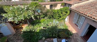 Au coeur du village, belle villa 100m2, clim, 8 pers, 3 terrasses, jardin fleuri