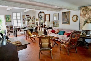 Télévision, cheminée, livres, imprimantes