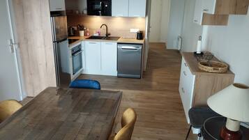 Réfrigérateur, micro-ondes, four, plaque de cuisson