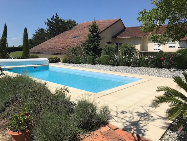 Una piscina al aire libre