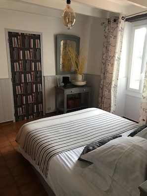 3 habitaciones, tabla de planchar con plancha, wifi y ropa de cama