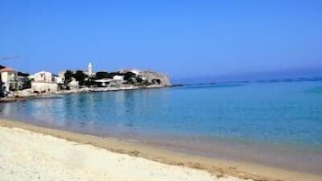 Una spiaggia nelle vicinanze