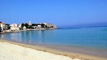 Una spiaggia nelle vicinanze