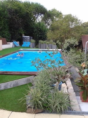 Utomhuspool och uppvärmd pool