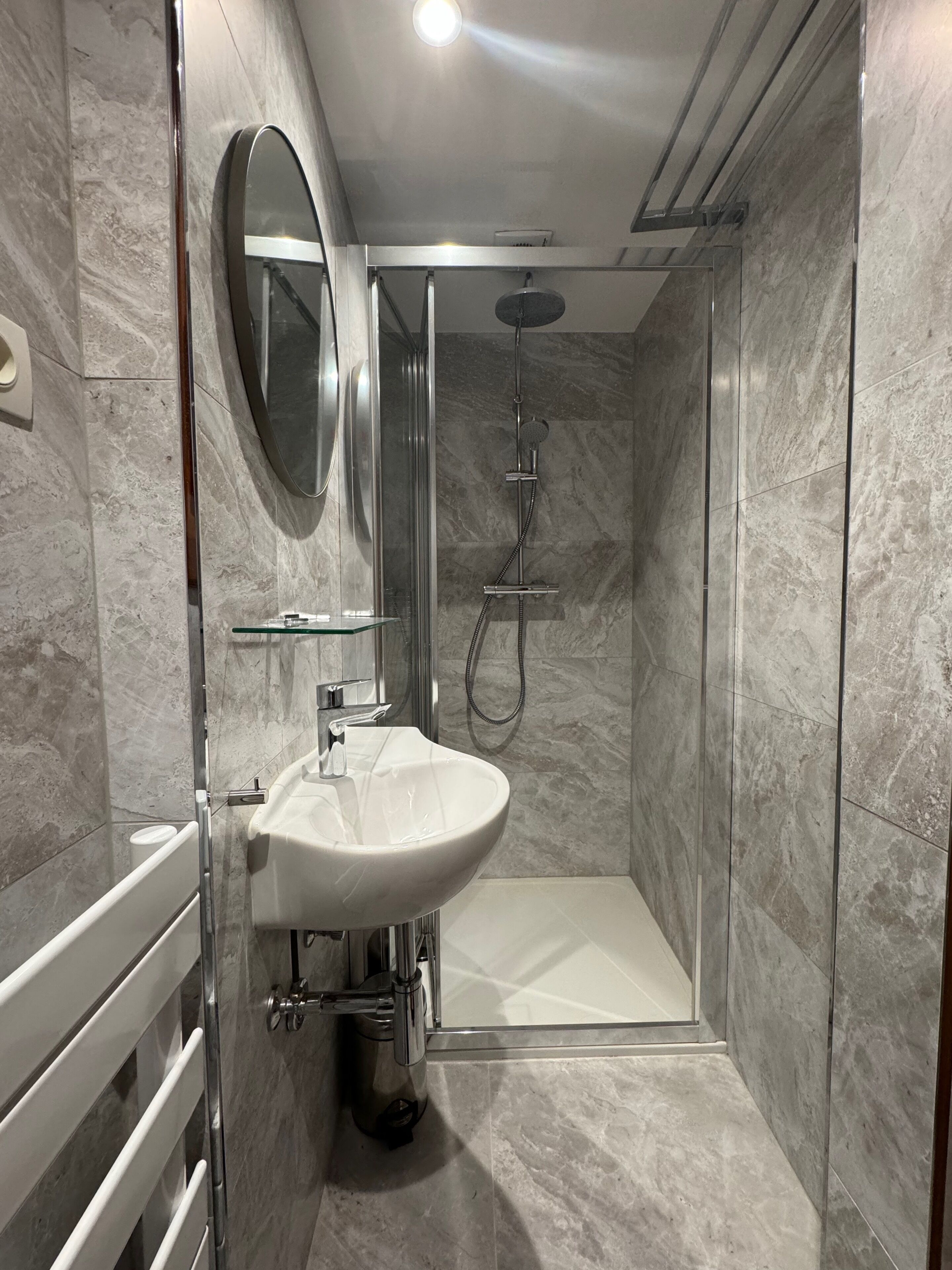 Douche, sèche-cheveux, papier toilette