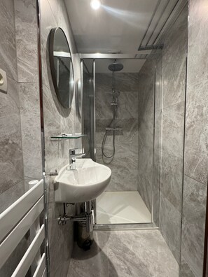 Douche, sèche-cheveux, papier toilette