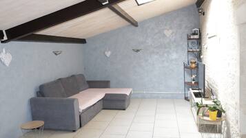 Televisie, een open haard en een stereo