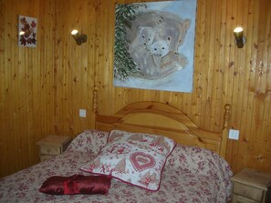 2 عدّة غرف نوم ومكواة/لوح كي