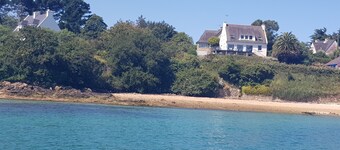 Villa with sea view and access