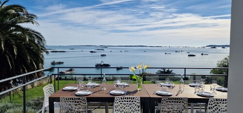 Villa with sea view and access