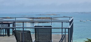 Property grounds - Villa with sea view and access (Lanmodez)