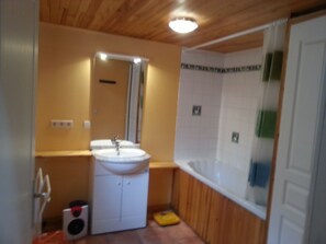 Ensemble douche/baignoire, sèche-cheveux