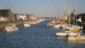 A marina with various boats docked along the water. - Au Vieil, house with spa, sauna, bikes 200m from the beach and shops (Noirmoutier-En-L'île)