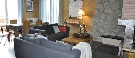 Smart-TV, peis, DVD-spiller og bøker