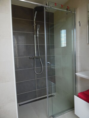 Dusche, Regendusche, Haartrockner, Handtücher