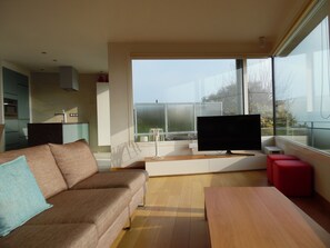 LED-Fernseher, DVD-Player, Musikbibliothek, Videothek