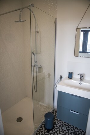 Dusche, Haartrockner, Handtücher, Toilettenpapier