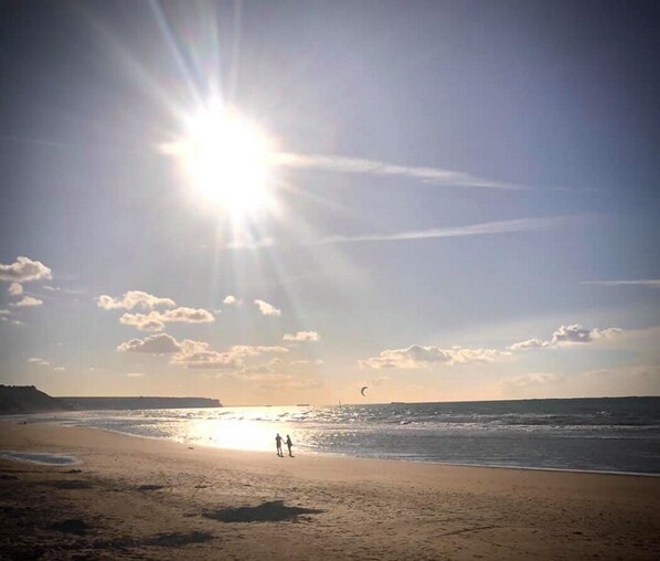 En la playa, sillas reclinables de playa