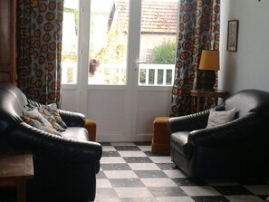 Fireplace, books, music library, offices - Villa facing the sea and the remains of the landing (Asnelles)