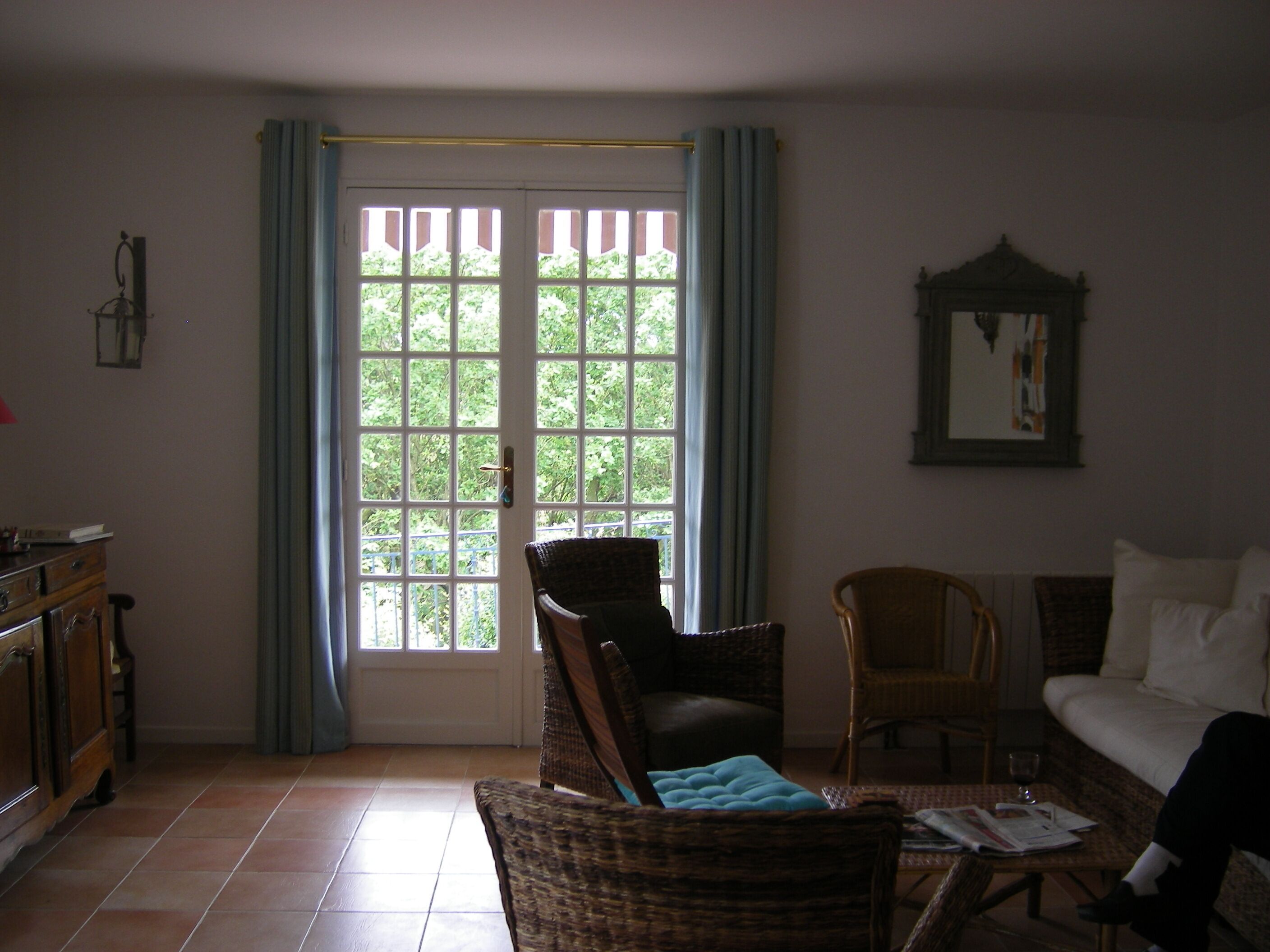 TV, fireplace, DVD player, books