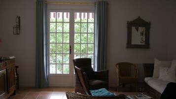 Televisie, een open haard, een dvd-speler en boeken