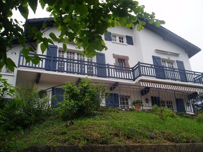 Saint-Jean-de-Luz heights: calm, natural location overlooking of the Pyrenees