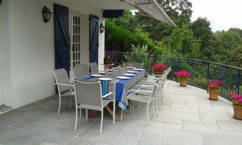 Saint-Jean-de-Luz heights: calm, natural location overlooking of the Pyrenees