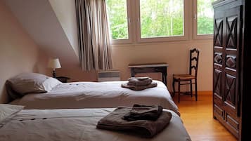 3 bedrooms, iron/ironing board, free WiFi, bed sheets