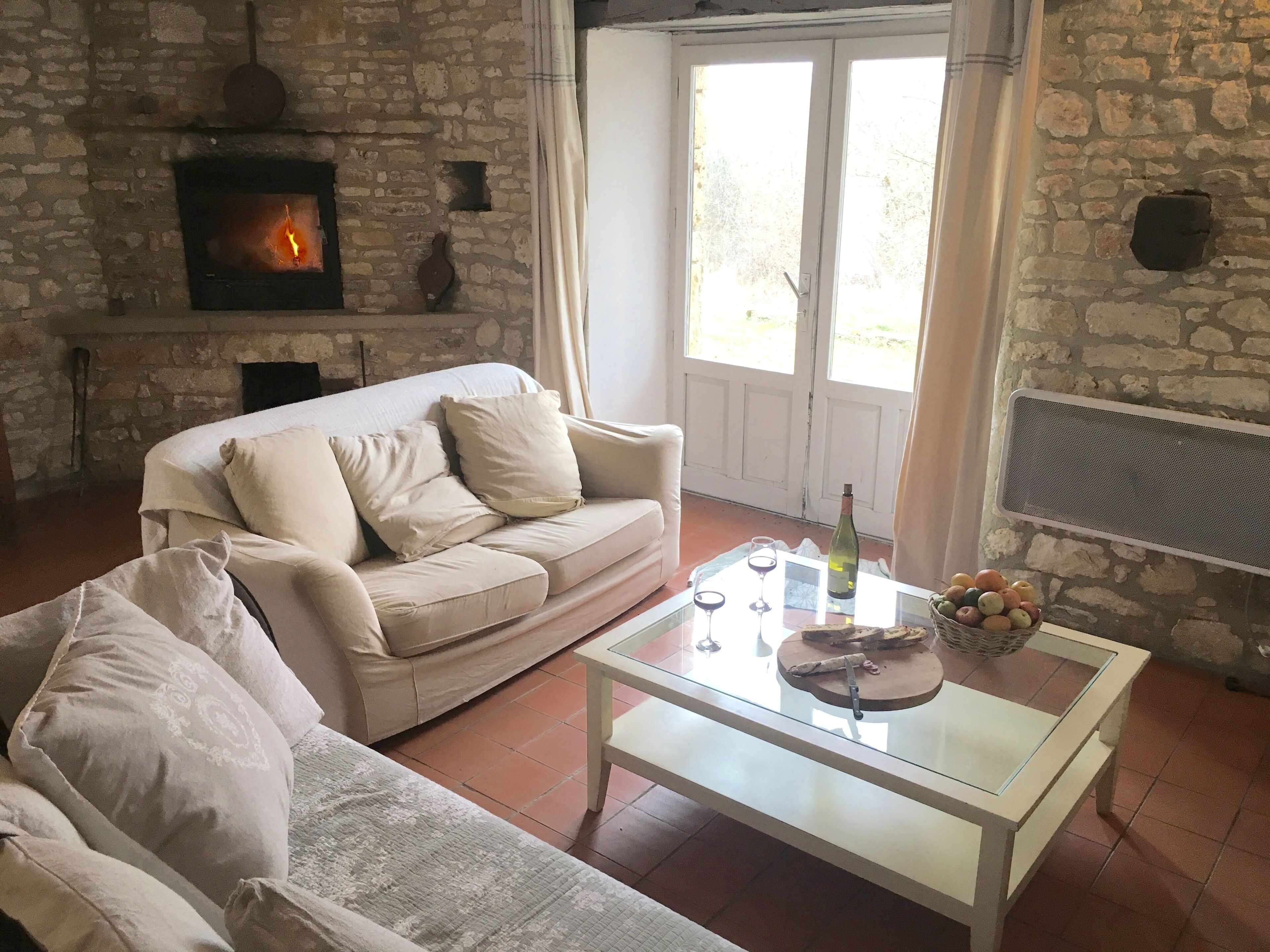 テレビ、暖炉、卓球台