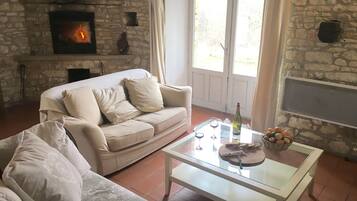 Una televisión, una chimenea, una mesa de tenis de mesa