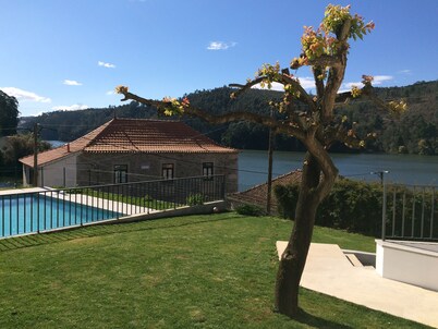 15 minutes from Porto villa with pool overlooking the Douro river beaches