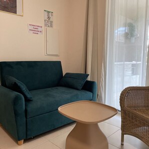 TV, books - Appart'Hôtel Douce Vague in Sainte-Luce (Sainte-Luce)