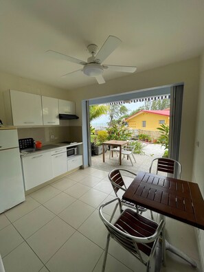 Fridge, microwave, oven, stovetop - Appart'Hôtel Douce Vague in Sainte-Luce (Sainte-Luce)