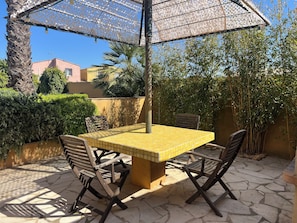Outdoor dining - Villa Clémencia 🌞 Heated pool (May to September), 10 minutes from the beach! (Bessan)