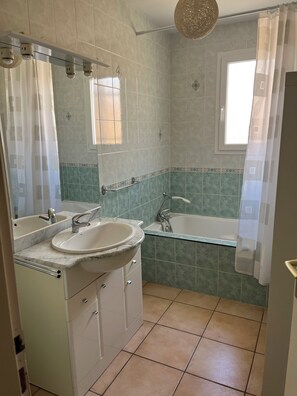 Bathtub - Villa Clémencia 🌞 Heated pool (May to September), 10 minutes from the beach! (Bessan)