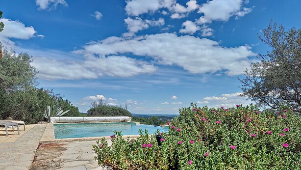 A pool with a clear blue sky and clouds in the background. - Cottage, quiet - On the heights of Anduze - 4 people (Anduze)
