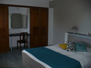 3 bedrooms, iron/ironing board, travel cot, free WiFi - Mas in Provence with swimming pool (Visan)